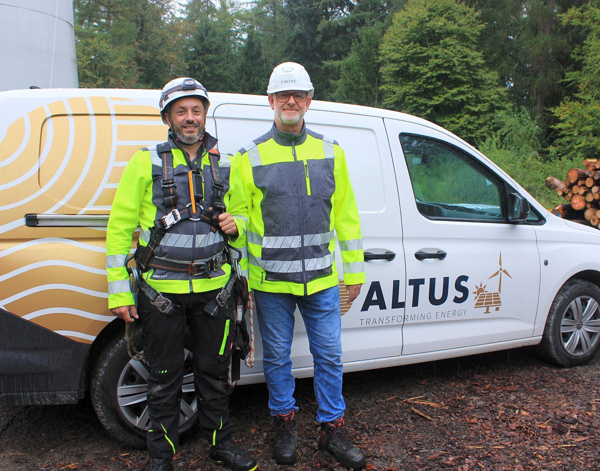 ALTUS-Mitarbeitende im Einsatz bei der technischen Betriebsführung einer Erneuerbare-Energien-Anlage.