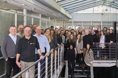 Das gesamte Team von ALTUS präsentiert sich im Treppenhaus