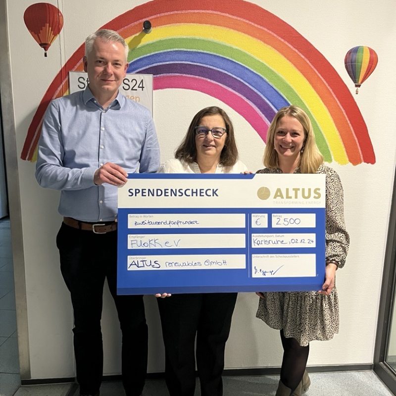 Der Geschäftsführer und eine Mitarbeiterin zu Besuch beim "Förderverein zur Untersuchung der onkologischen Abteilung der Kinderklinik Karlsruhe e.V. (FUoKK)". Übergabe eines Spendenchecks in Höhe von 2.500€.