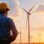 Das Header-Bild zeigt einen Bauleiter mit Helm vor einem Windpark.