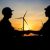 Das Header-Bild zeigt zwei Personen vor einem Windpark.